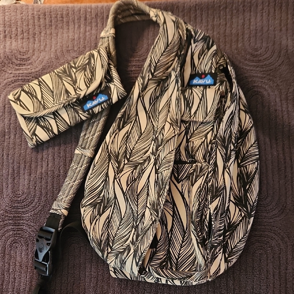 KAVU Black and White Sling Bag EUC!!!